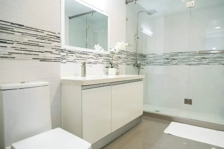 Apartment With Roof Top Pool. Kingston
