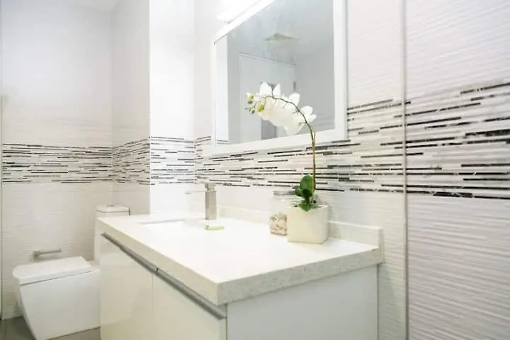 Apartment With Roof Top Pool. Kingston
