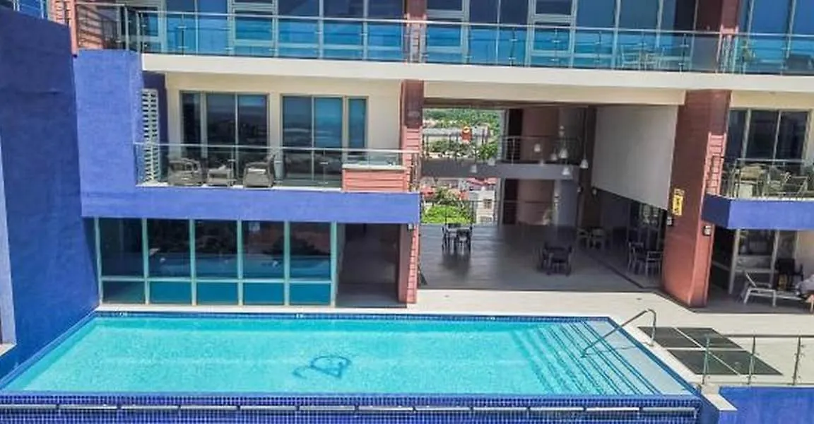 Apartment With Roof Top Pool. Kingston