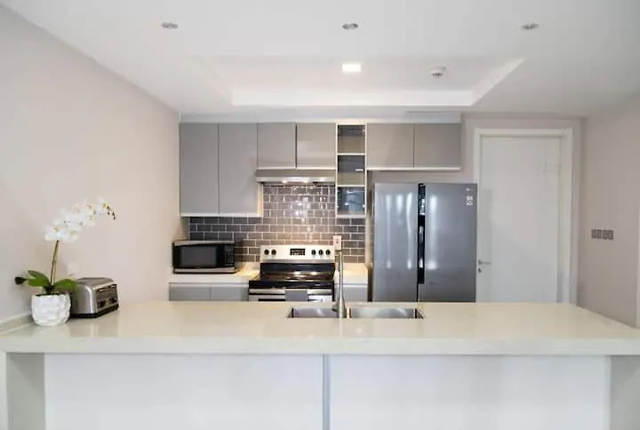 Apartment With Roof Top Pool. Kingston