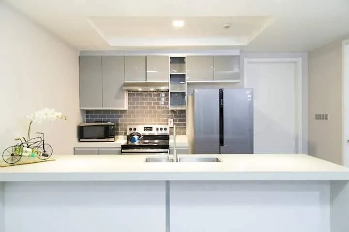 Apartment With Roof Top Pool. Kingston